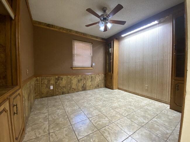 Building Photo - 2625 Kings Rd