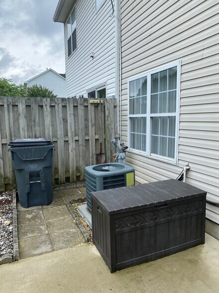 Building Photo - 102 Watertree Ln