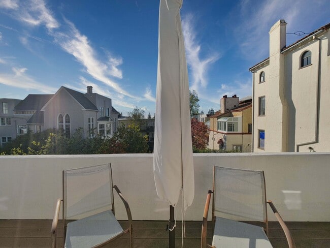 Building Photo - 1718 Le Roy Ave