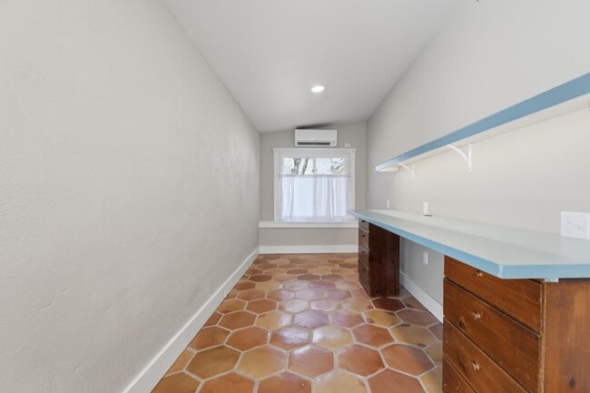 Building Photo - 103 W Centre St