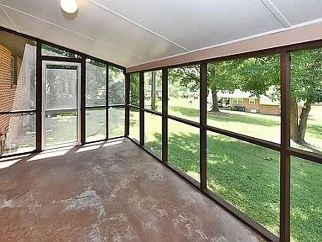 Building Photo - Discover the perfect blend of comfort and ...