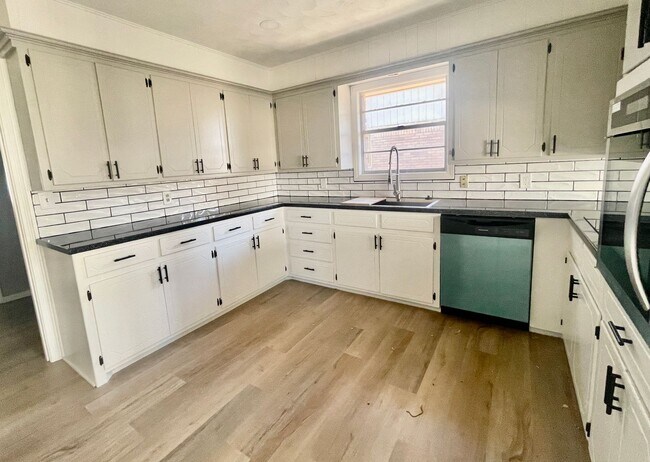 Building Photo - Gorgeous! Completely Remodeled 3/2/2 in Bayless with Washer/Dryer and Fridge!