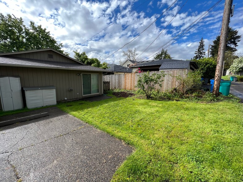 Building Photo - 1909 G St