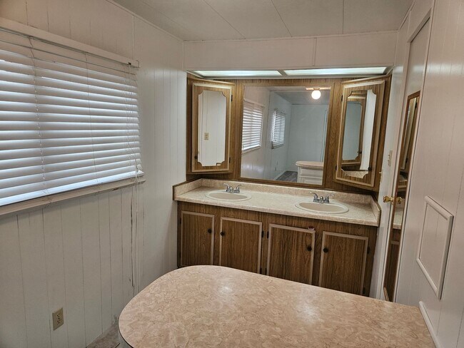 Building Photo - 2 Bedroom Mobile Close to the River
