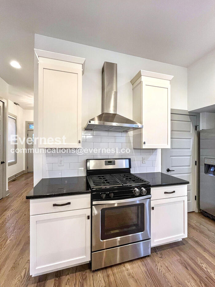 Building Photo - 915B Caruthers Ave