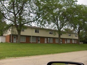 Building Photo - Immaculate Updated 3 Bedroom with 1.5 Bath