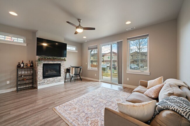 Building Photo - Modern 4-bedroom 3-bathroom Home