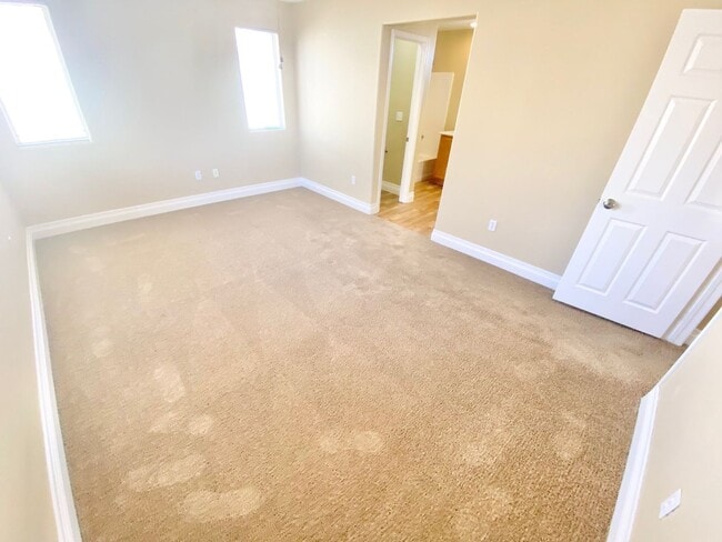 Building Photo - BEAUTIFUL 3 BEDROOM 2.5 BATHROOM 2 CAR GAR...