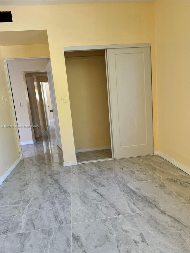 Building Photo - 290 NE 154th St