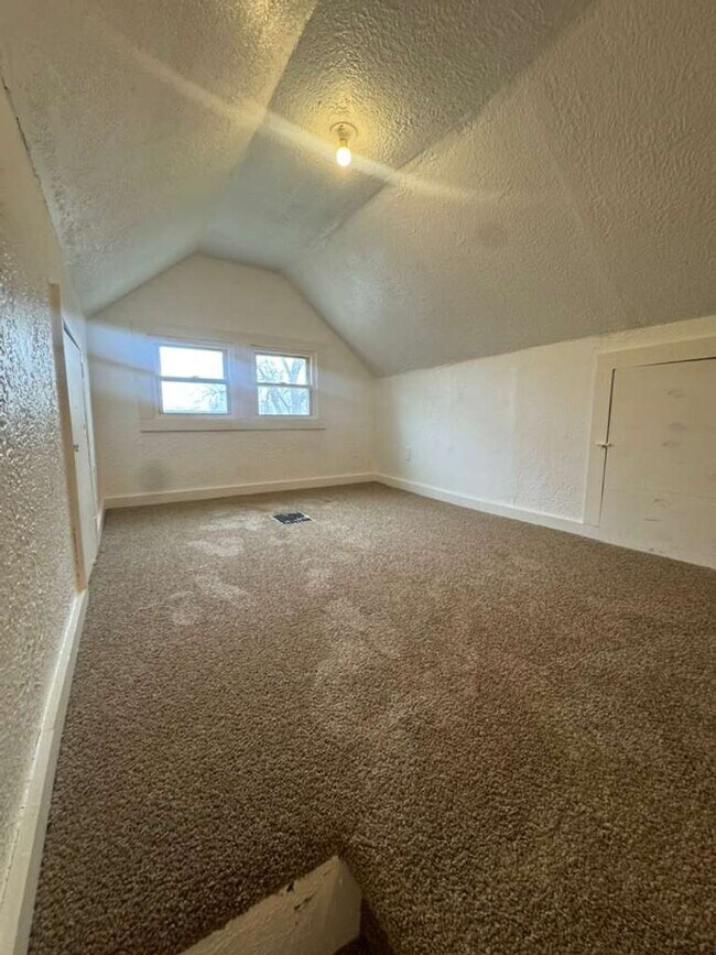 Building Photo - 4 bed 1 bath house