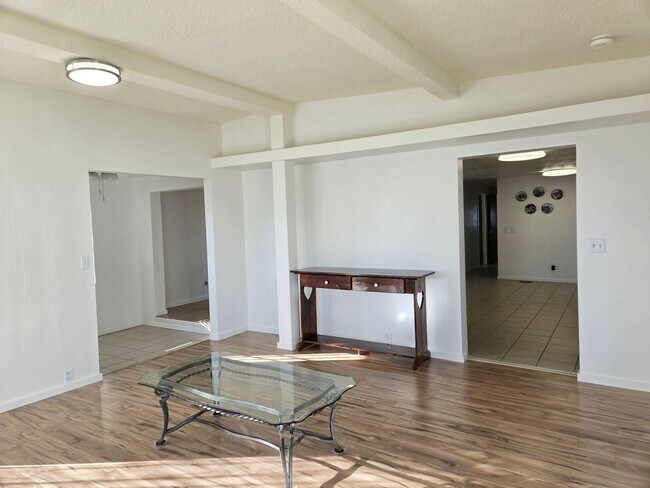 Building Photo - LIght Filled Rambler-Flexible lease term-