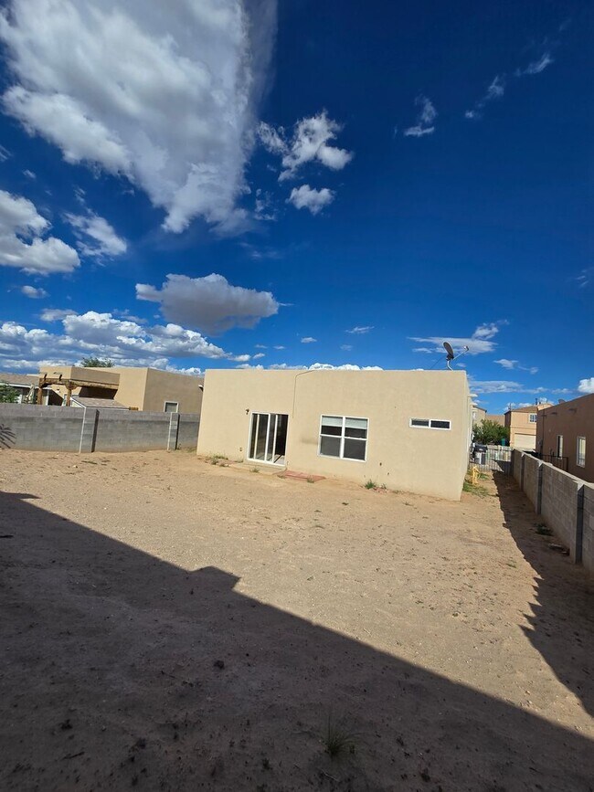 Building Photo - 4 bed, 2 bath home in Northern Meadows