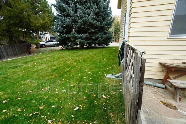 Building Photo - 3392 S Maze Ave