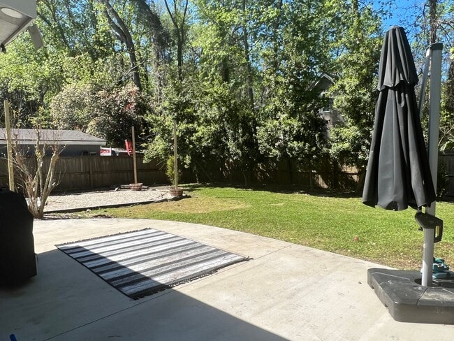 Building Photo - Updated Old Woodlands Plantation Home with Fenced Yard