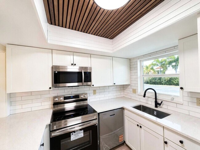 Building Photo - AVAILABLE NOW! Beautifully Renovated First-Floor Condo with Peaceful Screened Lanai