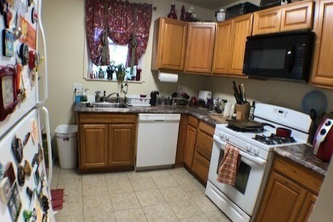 Building Photo - 2343 Sherbrook St