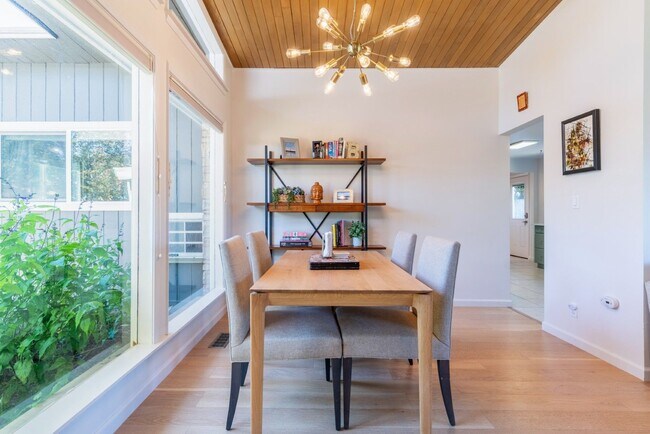 Building Photo - 4bd/1.75ba Shoreline Home