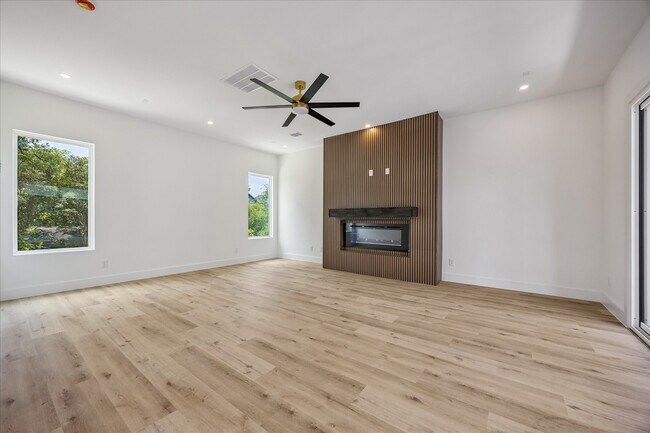 Building Photo - 1032 W 17th St