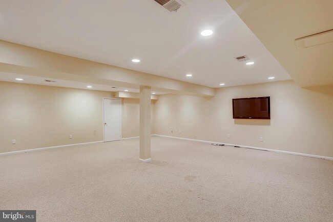 Building Photo - 9801 Clydesdale St