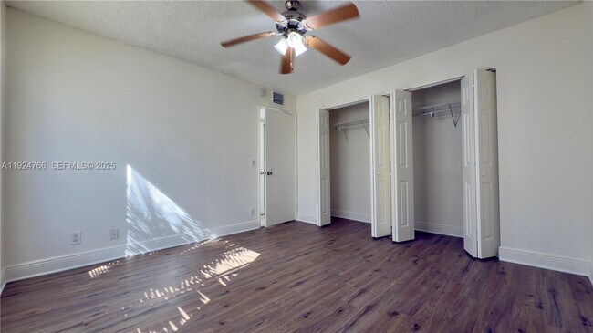 Building Photo - 1455 Lake Crystal Dr