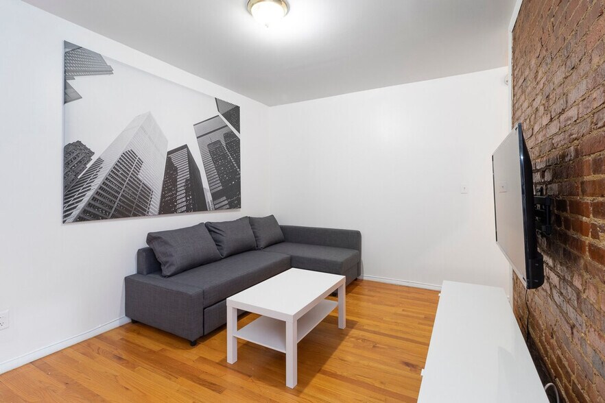 Building Photo - 340 E 94th St