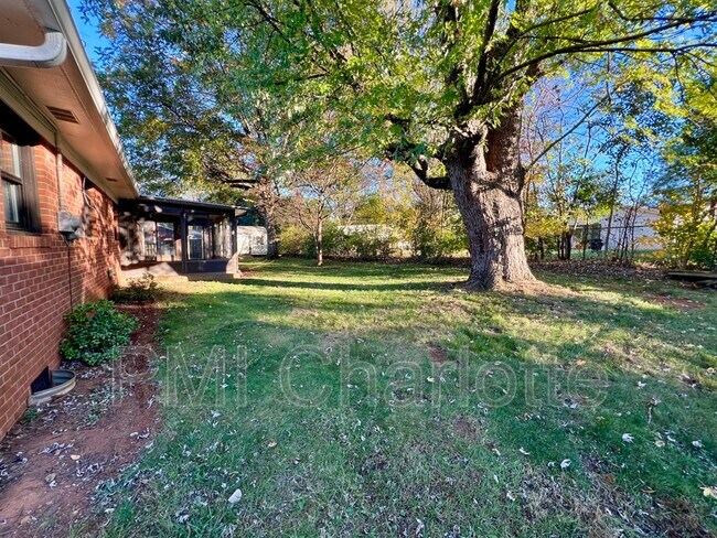 Building Photo - 528 Carolina Ave N