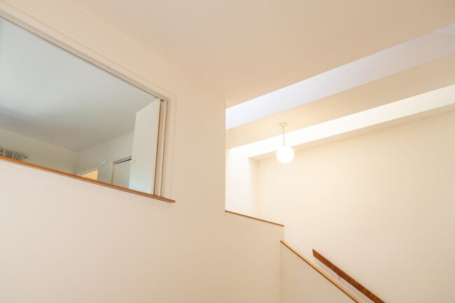 Building Photo - 2 Bedroom Townhouse Available in July