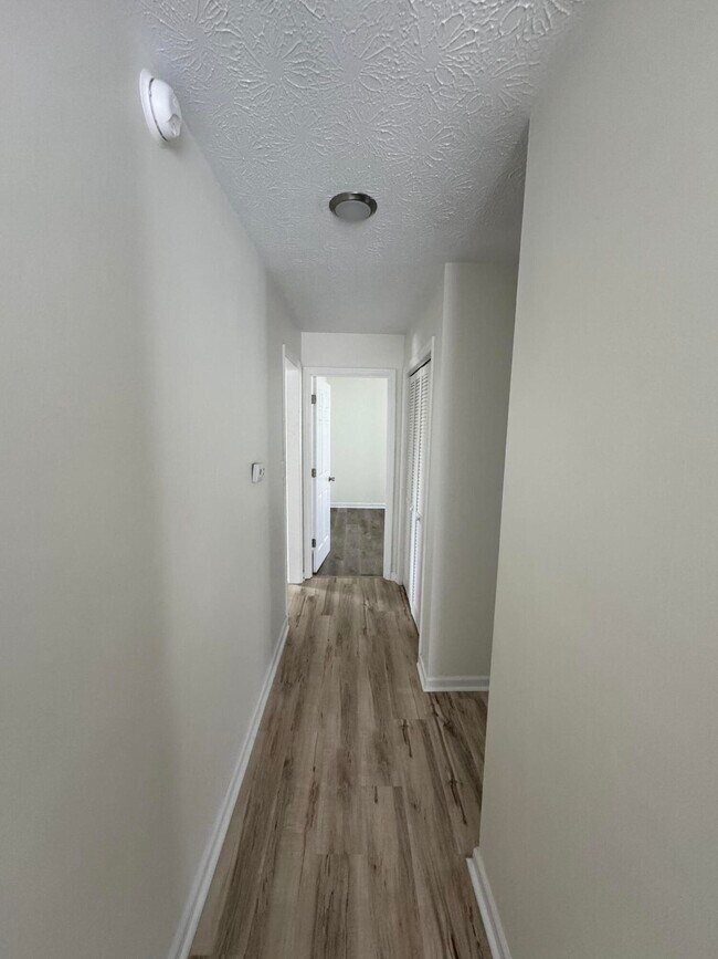 Building Photo - 425 Patrician Pl