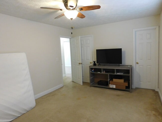 Building Photo - 119 Pella Ln