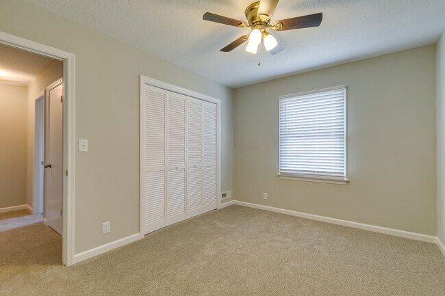 Building Photo - Columbia, TN Two Bedroom Duplex at 1027 Ch...