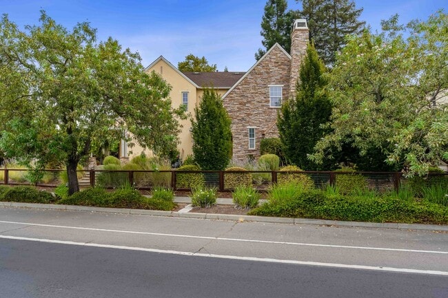 Building Photo - Spacious 3 Bedroom, 3 Bathroom Home with P...