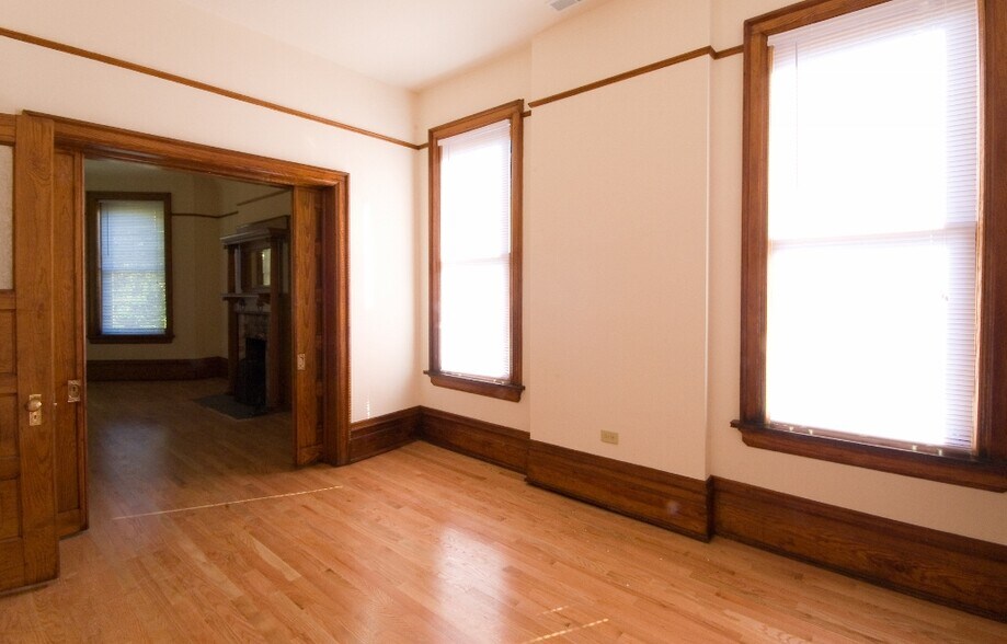 Building Photo - 2214 N Kenmore Ave