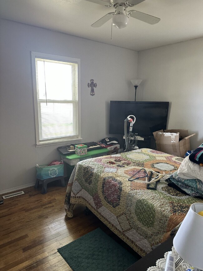 Building Photo - Don't Miss Out This 3 Bed/1 Bath Home in C...