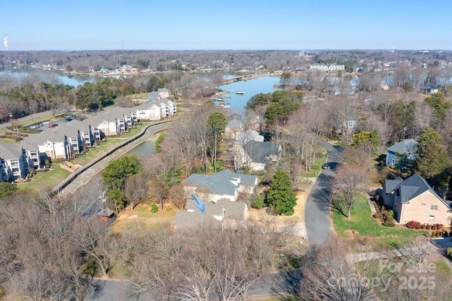 Building Photo - Lakeview Home!