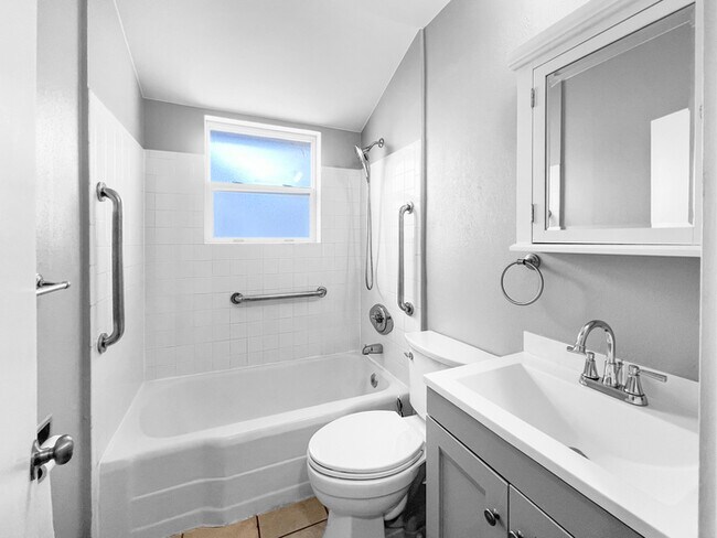 Building Photo - Charming 6 beds 2 baths in Denver!