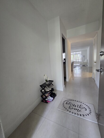 Building Photo - 1670 NE 191st St