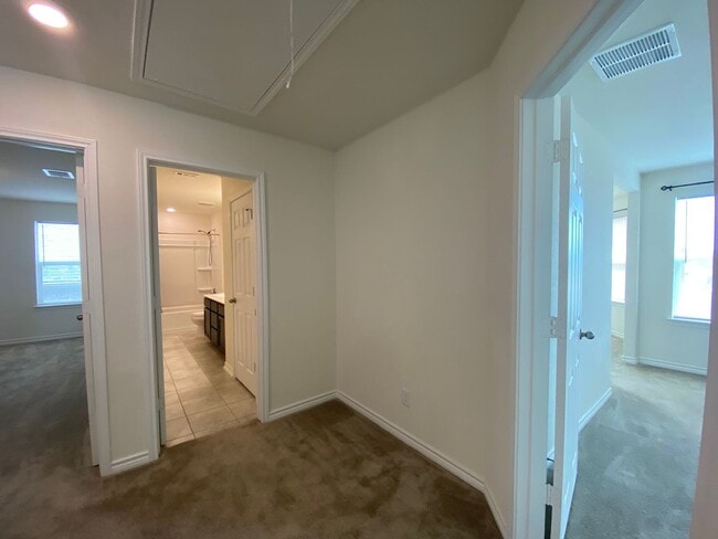Building Photo - EDGEBROOK