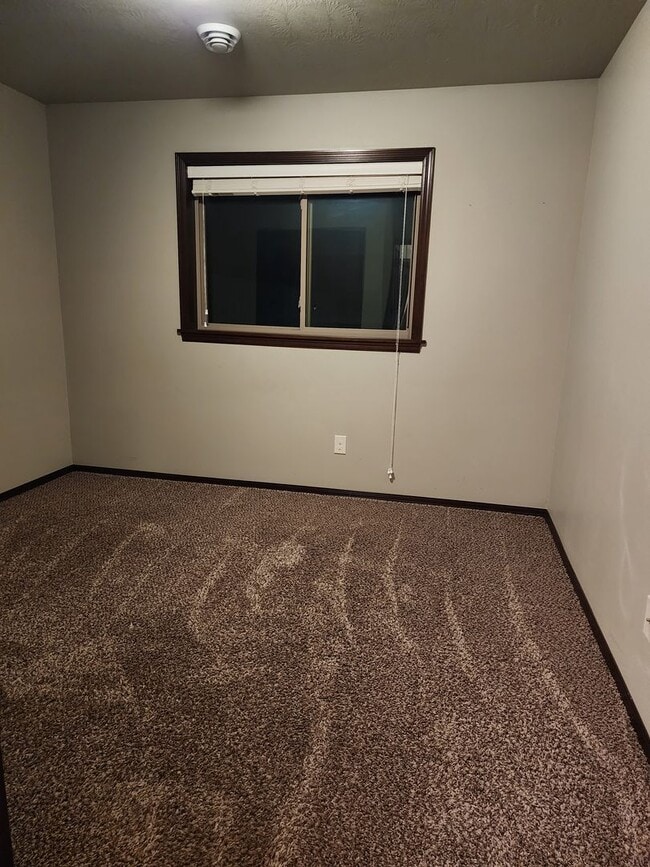 Building Photo - Three bedroom two bathroom Twin home