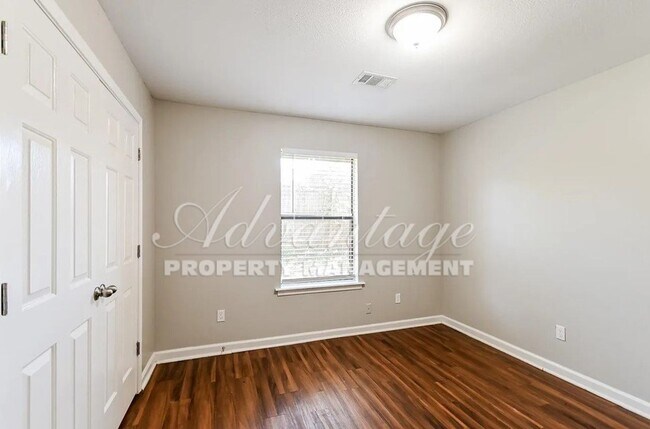 Building Photo - Gorgeous 3 bedroom 2 bathroom home in West...