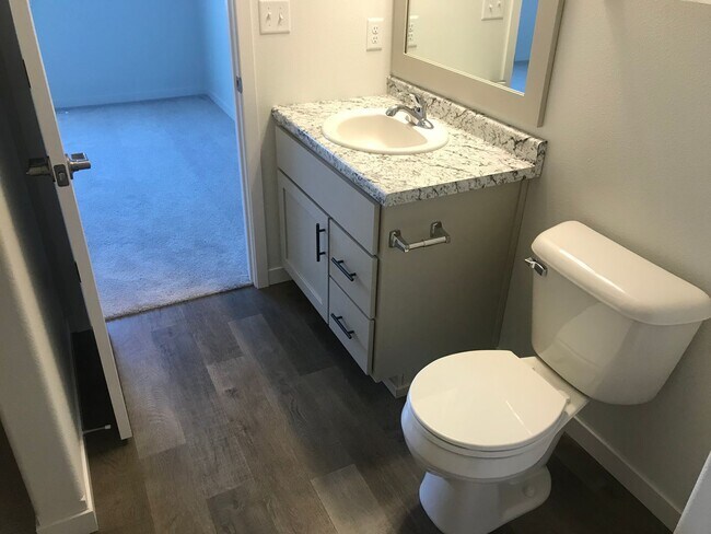 Building Photo - 3 Bed 3 Bath Twin Home