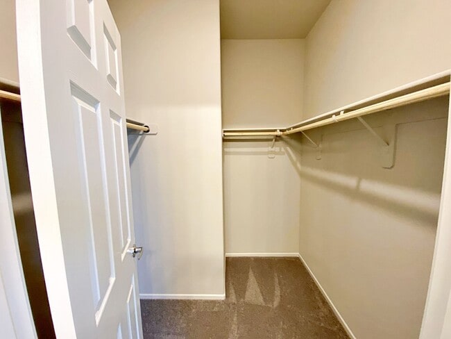 Building Photo - UPGRADED 2 BEDROOM TOWNHOME IN GATED COMMU...