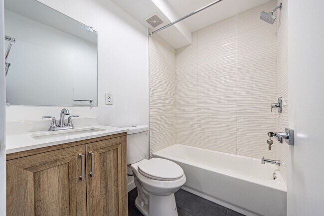Building Photo - Stylish 2BR + 1 Bath | 1 Month Free Special!