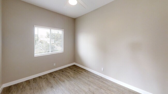 Building Photo - 4BD/2BA, Great Yard!