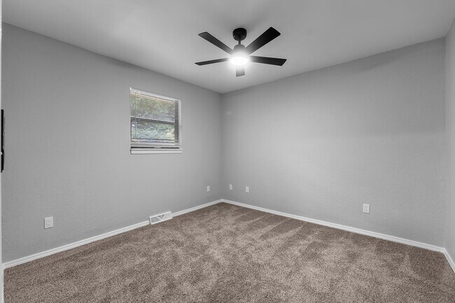 Building Photo - Charming 2-Bedroom Duplex in an Established Neighborhood