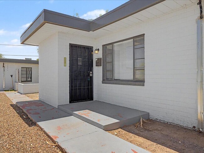 Building Photo - 2116 N Forgeus Ave