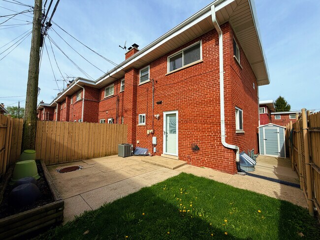 Building Photo - 140 E Northwest Hwy