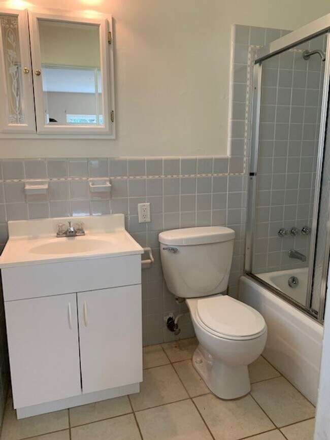 Building Photo - 4/3 Home in Heart of Umatilla!