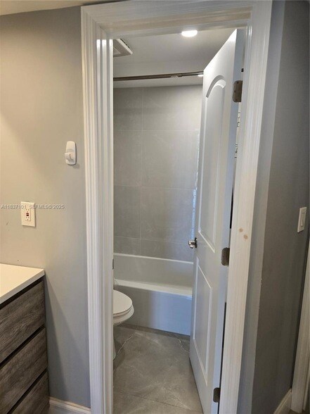 Building Photo - 3401 N Country Club Dr