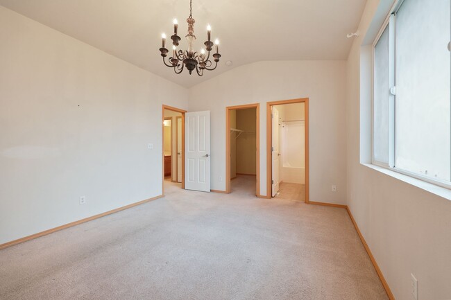 Building Photo - Move in special - same rate with lease to ...