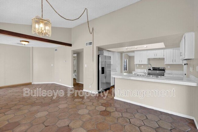 Building Photo - 847 W Juanita Ave